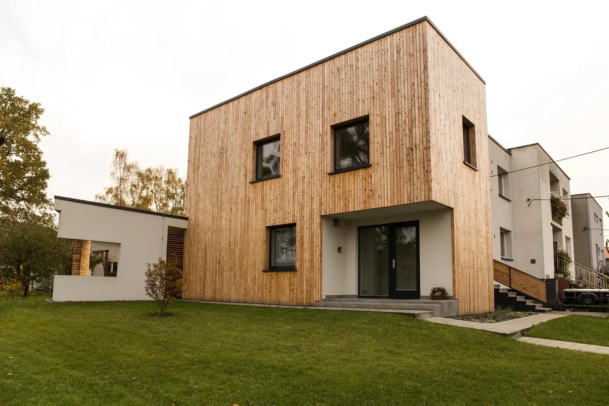 Celkový pohled – Kontrastující přístavba