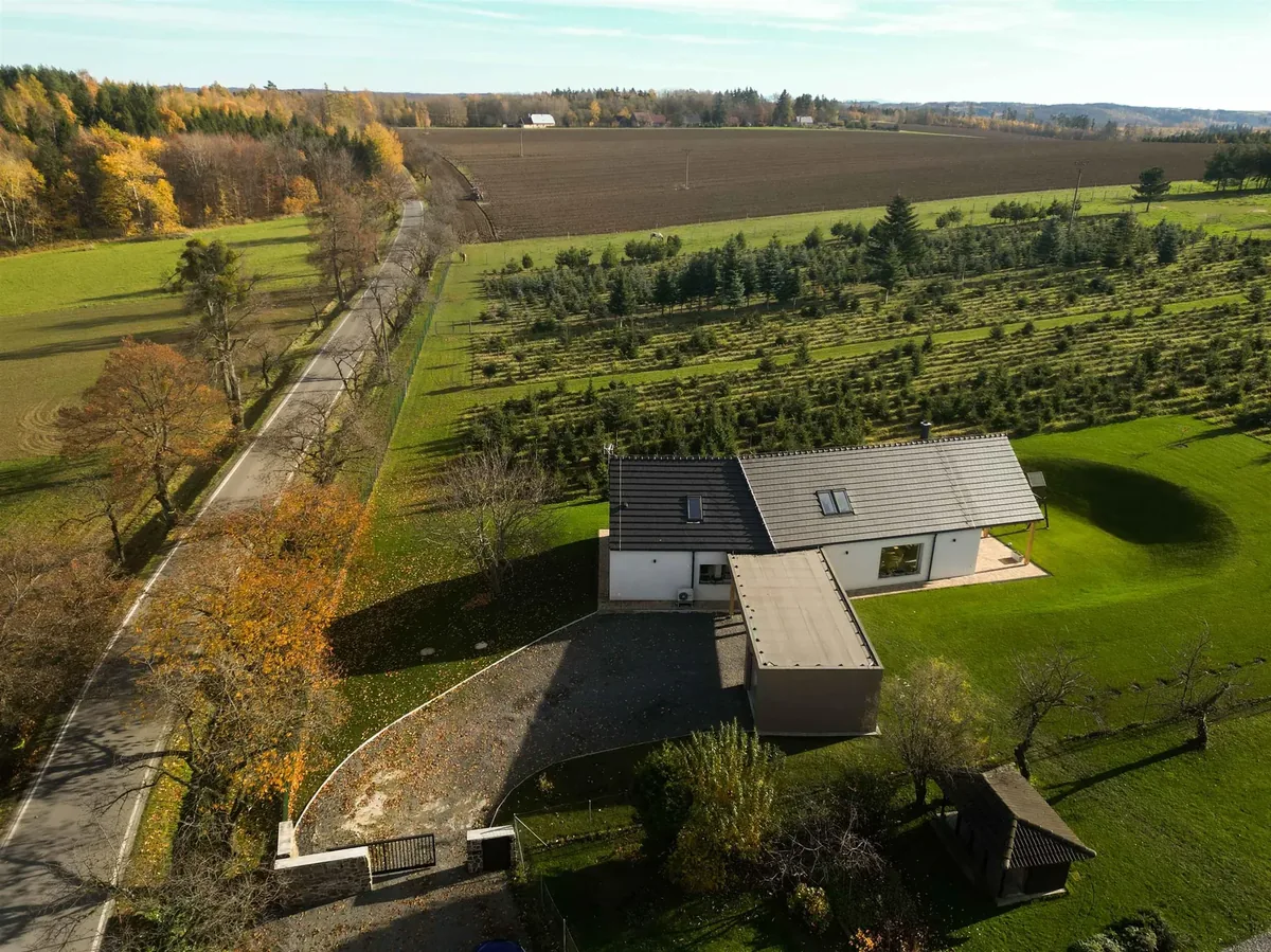 Letecký pohled – Rodinný dům na vršku