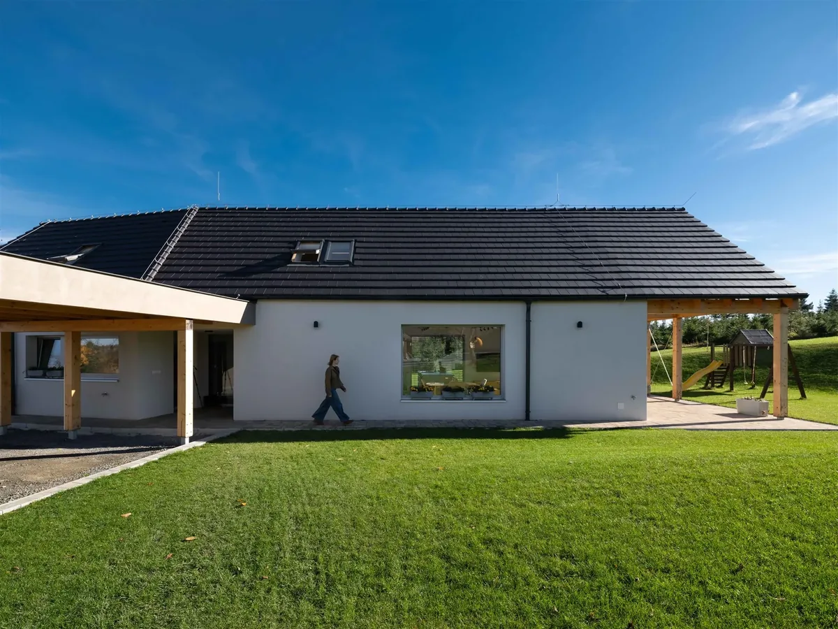 Západní pohled – Rodinný dům na vršku