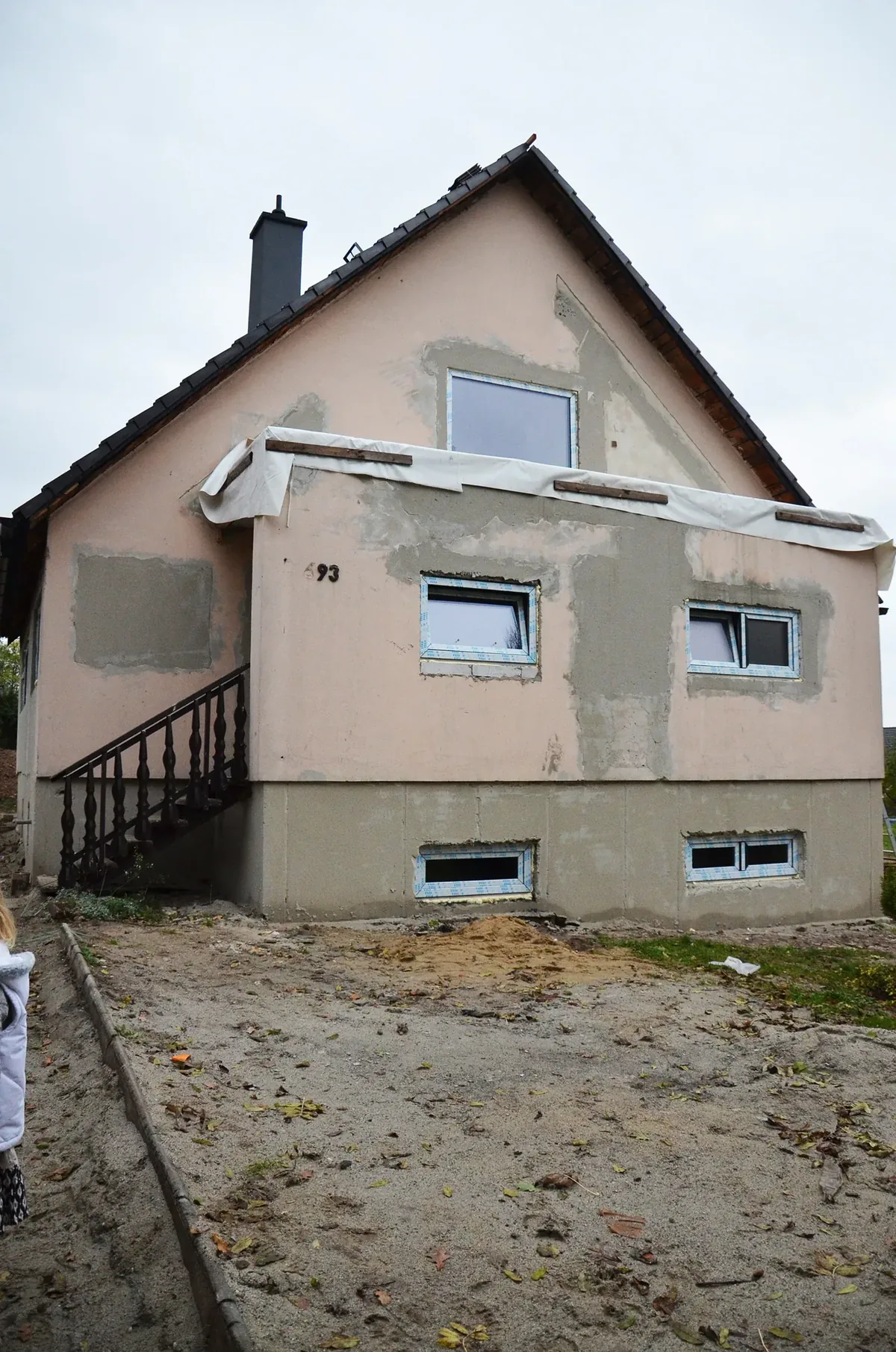 Hrubá stavba přední fasáda