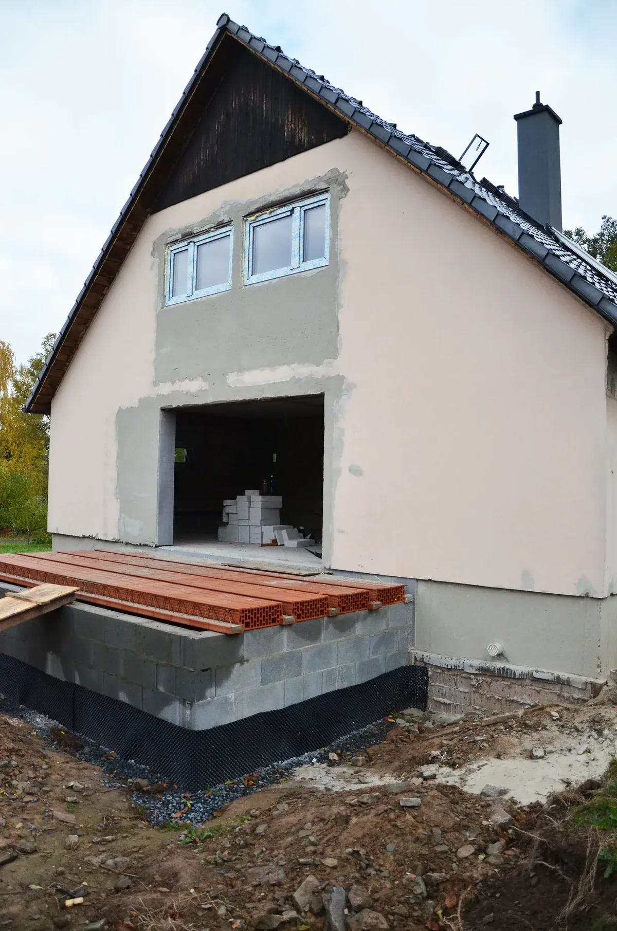 Hrubá stavba zadní fasáda